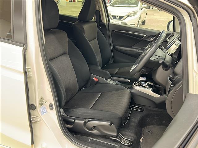 フィットハイブリッド Ｆパッケージ　コンフォートエディション　社外ディスプレイオーディオ／４ＷＤ／バックカメラ／アイドリングストップ／ドアバイザー／プッシュスタート／ＥＴＣ／シートヒータ／エンジンスターター／オートライト（11枚目）