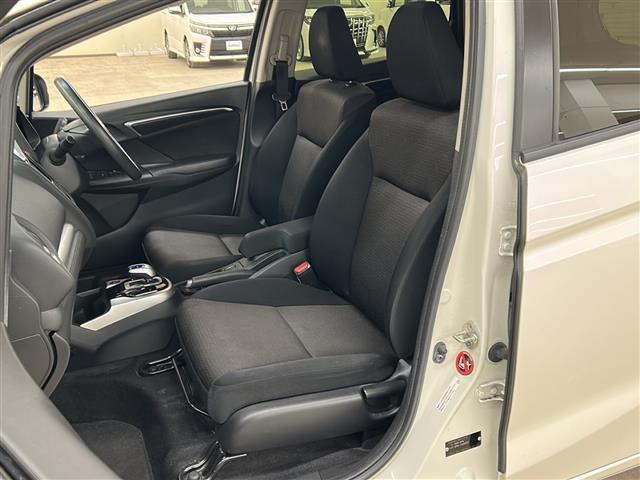 フィットハイブリッド Ｆパッケージ　コンフォートエディション　社外ディスプレイオーディオ／４ＷＤ／バックカメラ／アイドリングストップ／ドアバイザー／プッシュスタート／ＥＴＣ／シートヒータ／エンジンスターター／オートライト（12枚目）