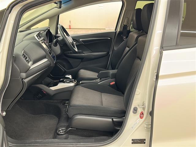 フィットハイブリッド Ｆパッケージ　コンフォートエディション　社外ディスプレイオーディオ／４ＷＤ／バックカメラ／アイドリングストップ／ドアバイザー／プッシュスタート／ＥＴＣ／シートヒータ／エンジンスターター／オートライト（13枚目）