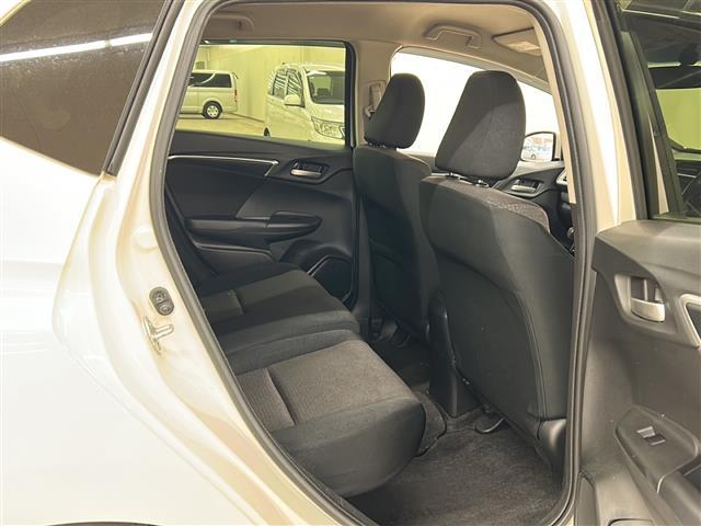 フィットハイブリッド Ｆパッケージ　コンフォートエディション　社外ディスプレイオーディオ／４ＷＤ／バックカメラ／アイドリングストップ／ドアバイザー／プッシュスタート／ＥＴＣ／シートヒータ／エンジンスターター／オートライト（14枚目）