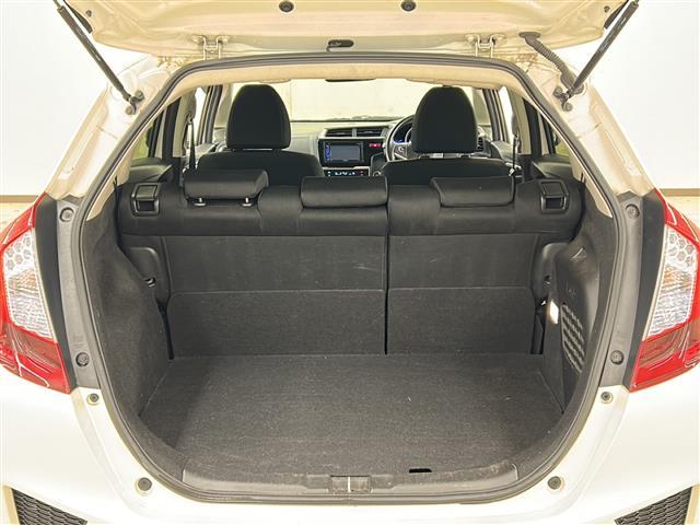 フィットハイブリッド Ｆパッケージ　コンフォートエディション　社外ディスプレイオーディオ／４ＷＤ／バックカメラ／アイドリングストップ／ドアバイザー／プッシュスタート／ＥＴＣ／シートヒータ／エンジンスターター／オートライト（15枚目）