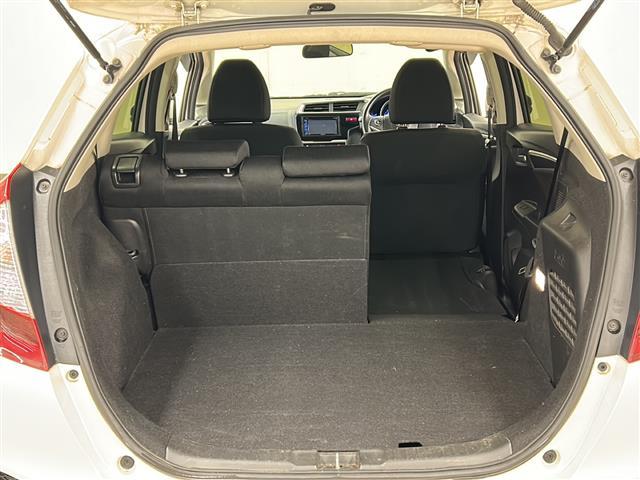 フィットハイブリッド Ｆパッケージ　コンフォートエディション　社外ディスプレイオーディオ／４ＷＤ／バックカメラ／アイドリングストップ／ドアバイザー／プッシュスタート／ＥＴＣ／シートヒータ／エンジンスターター／オートライト（16枚目）