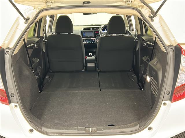 フィットハイブリッド Ｆパッケージ　コンフォートエディション　社外ディスプレイオーディオ／４ＷＤ／バックカメラ／アイドリングストップ／ドアバイザー／プッシュスタート／ＥＴＣ／シートヒータ／エンジンスターター／オートライト（17枚目）