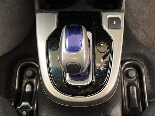 フィットハイブリッド Ｆパッケージ　コンフォートエディション　社外ディスプレイオーディオ／４ＷＤ／バックカメラ／アイドリングストップ／ドアバイザー／プッシュスタート／ＥＴＣ／シートヒータ／エンジンスターター／オートライト（24枚目）