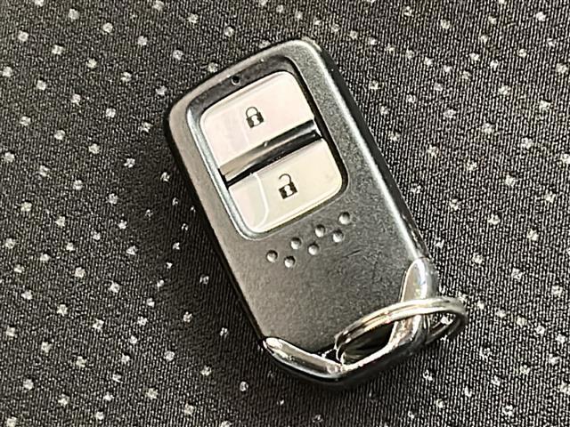 フィットハイブリッド Ｆパッケージ　コンフォートエディション　社外ディスプレイオーディオ／４ＷＤ／バックカメラ／アイドリングストップ／ドアバイザー／プッシュスタート／ＥＴＣ／シートヒータ／エンジンスターター／オートライト（28枚目）