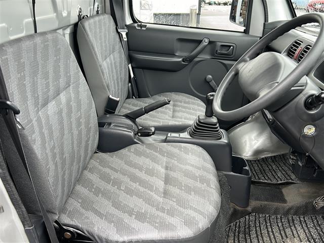 キャリイトラック ベースグレード 4WD 5速マニュアル 社外カーオーディオ CD USB入力端子 ハロゲンヘッドライト 社外フロアマット 社外荷台ラバーマット 保証書 取扱説明書(16枚目)