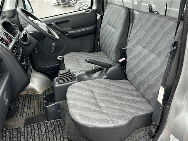 キャリイトラック ベースグレード 4WD 5速マニュアル 社外カーオーディオ CD USB入力端子 ハロゲンヘッドライト 社外フロアマット 社外荷台ラバーマット 保証書 取扱説明書(18枚目)