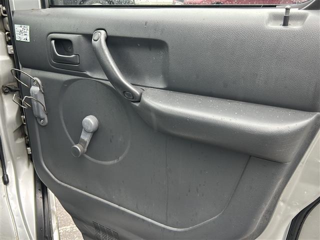 キャリイトラック ベースグレード 4WD 5速マニュアル 社外カーオーディオ CD USB入力端子 ハロゲンヘッドライト 社外フロアマット 社外荷台ラバーマット 保証書 取扱説明書(21枚目)