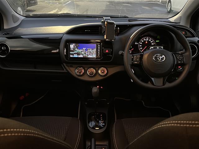 ヴィッツ F セーフティーエディションII 4WD トヨタセーフティセンスC 衝突軽減ブレーキ クリアランスソナー レーンキープアシスト SDナビ ワンセグTV Bluetooth バックカメラ LEDライト ETC スマートキー(6枚目)