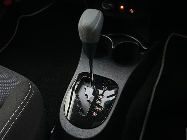 ヴィッツ F セーフティーエディションII 4WD トヨタセーフティセンスC 衝突軽減ブレーキ クリアランスソナー レーンキープアシスト SDナビ ワンセグTV Bluetooth バックカメラ LEDライト ETC スマートキー(9枚目)