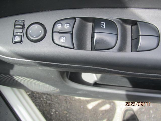 セレナ ハイウェイスター　記録簿　ＡＣ　ＰＳ　ハイブリッド　後席モニター　ＣＶＴ　盗難防止システム　衝突安全ボディ　スマートキー　衝突被害軽減システム　バックカメラ　オートライト　アイドリングストップ（17枚目）