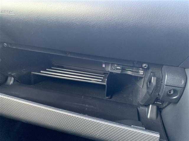 IS IS300h Fスポーツ 純正ナビ フルセグ バックカメラ 純正ビルトインETC2.0 ステアリングスイッチ ブルーレイ視聴可 プリクラッシュセーフティ レーンキープアシスト アダプティブクルーズコントロール オートハイビーム(21枚目)