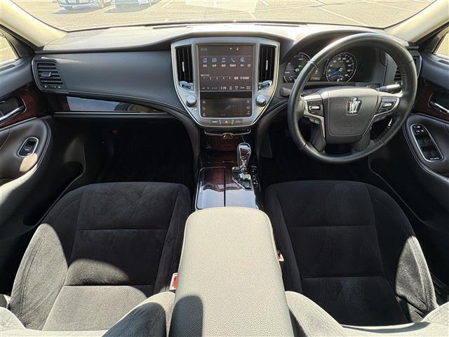 クラウンハイブリッド ロイヤルサルーン ナビ(CD/DVD/BT/SD/USB/AUX) バックカメラ フルセグテレビ プリクラッシュセーフティ レーンキープアシスト レーダークルーズコントロール ステアリングヒーター パワーシート(2枚目)