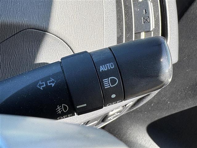 プリウス S 純正SDナビ(CD/DVD/BT/SD) バックカメラ フルセグテレビ ETC スマートキー オートライト プッシュスタートボタン ステアリングスイッチ 社外アルミホイール フロアマット(8枚目)