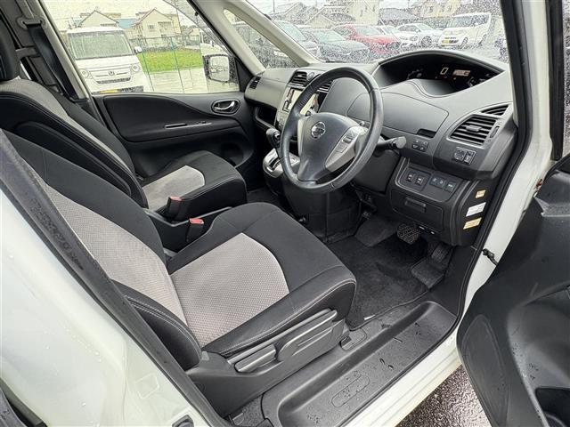 セレナ ライダーブラックラインS-HVアドバンスドセーフティ 純正ナビ(CD/DVD/AUX/BT) 全方位カメラ エマージェンシーブレーキ 両側パワースライドドア コーナーセンサー クルーズコントロール オートライト スマートキー プッシュスタートボタン(19枚目)