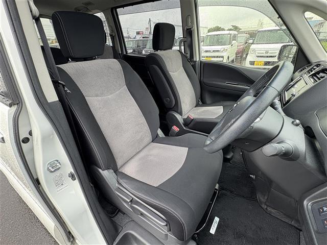 セレナ ライダーブラックラインS-HVアドバンスドセーフティ 純正ナビ(CD/DVD/AUX/BT) 全方位カメラ エマージェンシーブレーキ 両側パワースライドドア コーナーセンサー クルーズコントロール オートライト スマートキー プッシュスタートボタン(20枚目)