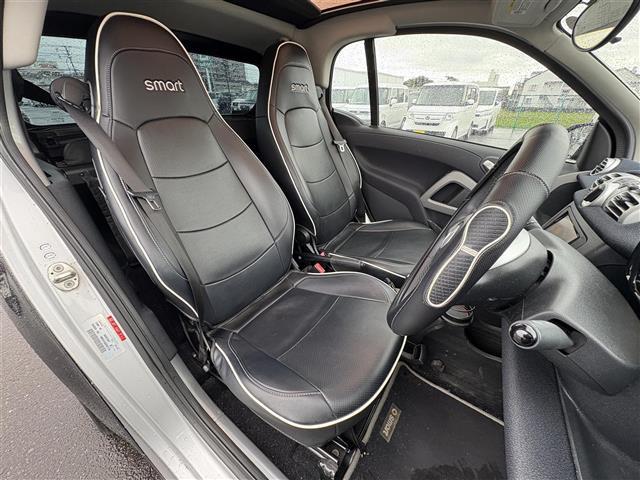 スマートフォーツークーペ ｍｈｄ　ナビ（ＡＭ／ＦＭ／ワンセグ）　ガラスルーフ　リモコンキー　純正フロアマット　ＥＴＣ　ダブルエアバック　ＡＢＳ　純正アルミホイール（14枚目）