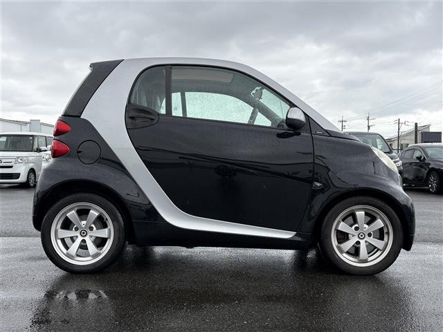 スマートフォーツークーペ ｍｈｄ　ナビ（ＡＭ／ＦＭ／ワンセグ）　ガラスルーフ　リモコンキー　純正フロアマット　ＥＴＣ　ダブルエアバック　ＡＢＳ　純正アルミホイール（22枚目）