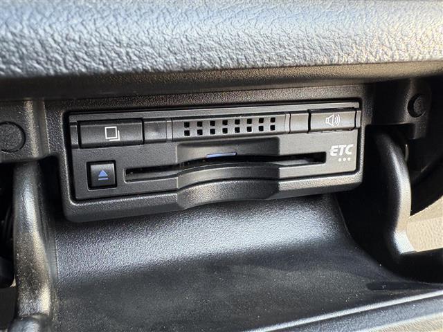 クラウンハイブリッド アスリートＳ　純正ナビ（ＣＤ／ＤＶＤ／ＵＳＢ／ＡＵＸ／ＢＴ）　バックカメラ　フルセグテレビ　レーダークルーズコントロール　テレビキャンセラー　コーナーセンサー　ＥＴＣ　ドライブレコーダー　ステアリングヒーター（10枚目）