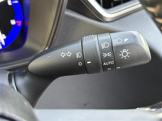 カローラツーリング ハイブリッド　ダブルバイビー　ナビ（ＢＴ／ＣＤ／ＤＶＤ／ＵＳＢ／Ｍｉｒａｃａｓｔ）　バックカメラ　フルセグテレビ　プリクラッシュセーフティ　ブラインドスポットモニター　コーナーセンサー　ブレーキホールド　オートハイビーム（7枚目）