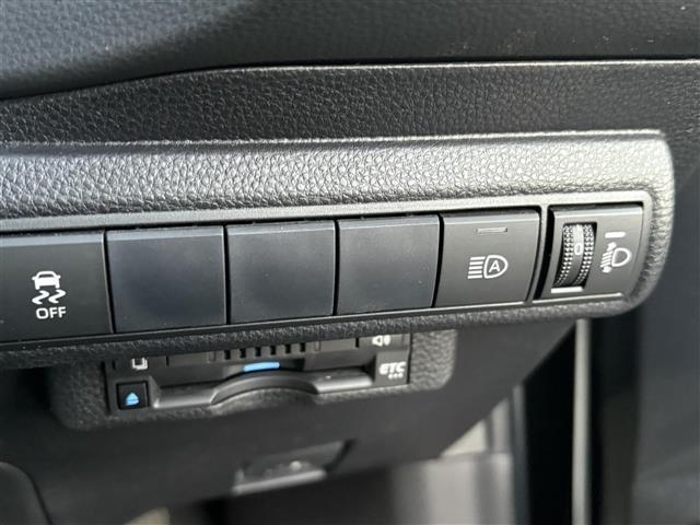 カローラツーリング ハイブリッド　ダブルバイビー　ナビ（ＢＴ／ＣＤ／ＤＶＤ／ＵＳＢ／Ｍｉｒａｃａｓｔ）　バックカメラ　フルセグテレビ　プリクラッシュセーフティ　ブラインドスポットモニター　コーナーセンサー　ブレーキホールド　オートハイビーム（9枚目）