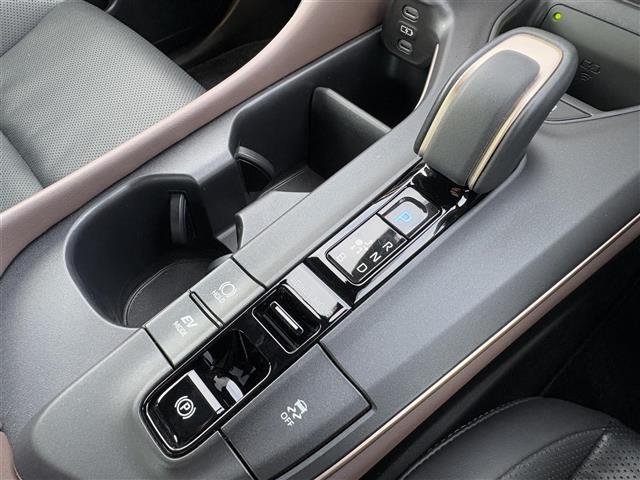 クラウンクロスオーバー Ｇアドバンスド・レザーパッケージ　ナビ　フルセグ　ステリモ　全方位カメラ　ＥＴＣ２．０　セーフティセンス　ＬＫＡ　ＡＣＣ　ＢＳＭ　ＡＢＨ　ＡＨＢ　デジタルミラー　パワーシート　シートヒーター＆クーラー　ＴＶキャンセラー　ＡＣ１００Ｖ（17枚目）