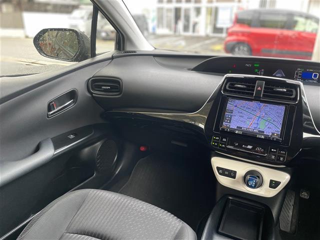 プリウス S 当店買取/社外8インチナビ/バックカメラ/PCS/LDA/クルーズコントロール/Bluetooth/LEDヘッド/AHB/Aライト/CD/DVD/USB/ISOFIX/純正アルミ/ETC(16枚目)