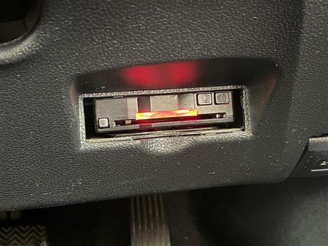 プリウス S 当店買取/社外8インチナビ/バックカメラ/PCS/LDA/クルーズコントロール/Bluetooth/LEDヘッド/AHB/Aライト/CD/DVD/USB/ISOFIX/純正アルミ/ETC(24枚目)