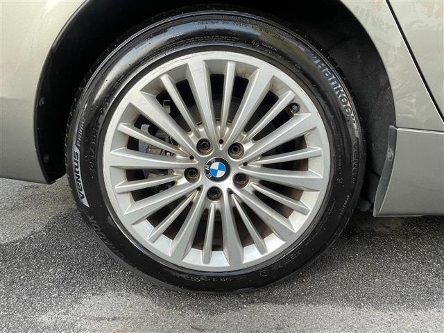 2シリーズ 218dグランツアラー ラグジュアリー 当店買取/禁煙/7人乗/黒革/アドバンスドアクティブセーフティ/ACC/ハンズフリーPゲート/シートヒーター/LEDヘッド/Aライト/ミラー一体型ETC/TRC/バックカメラ/純正17AW(4枚目)