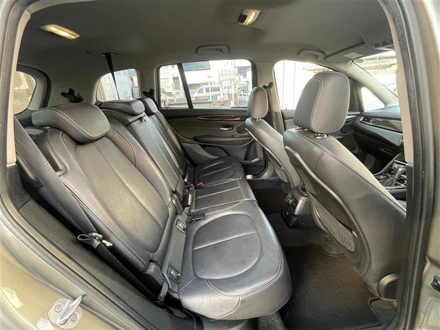 2シリーズ 218dグランツアラー ラグジュアリー 当店買取/禁煙/7人乗/黒革/アドバンスドアクティブセーフティ/ACC/ハンズフリーPゲート/シートヒーター/LEDヘッド/Aライト/ミラー一体型ETC/TRC/バックカメラ/純正17AW(32枚目)