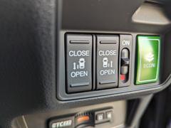 乗り降り便利な両側電動スライドドア！運転席やリモコンキーのスイッチから開閉操作が可能です。 4