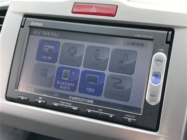 ハイブリッド　純正ナビ　ＡＭ　ＦＭ　ＣＤ　ＤＶＤ　ＵＳＢ　ｉＰｏｄ　ＳＤ　ＢＴ　ＶＴＲ　ＡＵＸ　１セグＴＶ　両側パワスラ　クルコン　ＥＴＣ　Ｂカメラ　ドラレコ　横滑り防止装置　オートライト　ＨＩＤライト　純正フロア(6枚目)