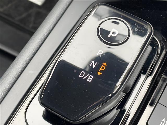 ノート オーテック　純正ＳＤナビ　Ｂｌｕｅｔｏｏｔｈ　フルセグＴＶ　バックカメラ　ＬＥＤオートライト　オートマチックハイビーム　サイドエアバッグ　スマートキー冷房ＡＡＣ　ＵＳＢ入力端子　レザーシート　純正エアロ（9枚目）