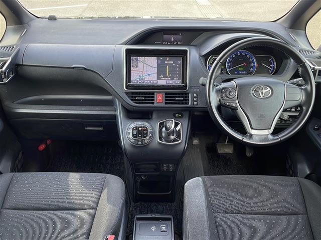 ヴォクシー ハイブリッドＶ　純正ＳＤナビ（Ｂｌｕｅｔｏｏｔｈ，バックカメラ，フルセグＴＶ）　ＬＥＤオートライト　ＵＳＢ入力端子　スマートキー　ＥＴＣ　冷房ＷＡＣ　純正フロアマット　シートヒーター　両側パワースライドドア（2枚目）