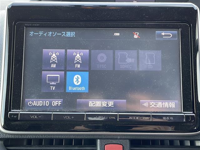 ヴォクシー ハイブリッドＶ　純正ＳＤナビ（Ｂｌｕｅｔｏｏｔｈ，バックカメラ，フルセグＴＶ）　ＬＥＤオートライト　ＵＳＢ入力端子　スマートキー　ＥＴＣ　冷房ＷＡＣ　純正フロアマット　シートヒーター　両側パワースライドドア（6枚目）