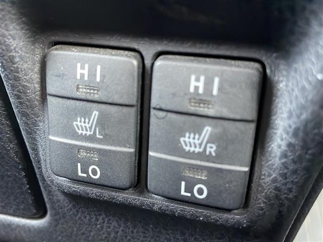 ヴォクシー ハイブリッドＶ　純正ＳＤナビ（Ｂｌｕｅｔｏｏｔｈ，バックカメラ，フルセグＴＶ）　ＬＥＤオートライト　ＵＳＢ入力端子　スマートキー　ＥＴＣ　冷房ＷＡＣ　純正フロアマット　シートヒーター　両側パワースライドドア（8枚目）