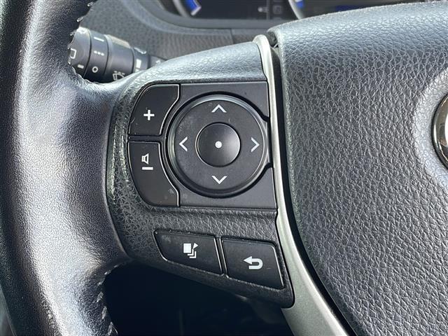 ヴォクシー ハイブリッドＶ　純正ＳＤナビ（Ｂｌｕｅｔｏｏｔｈ，バックカメラ，フルセグＴＶ）　ＬＥＤオートライト　ＵＳＢ入力端子　スマートキー　ＥＴＣ　冷房ＷＡＣ　純正フロアマット　シートヒーター　両側パワースライドドア（10枚目）