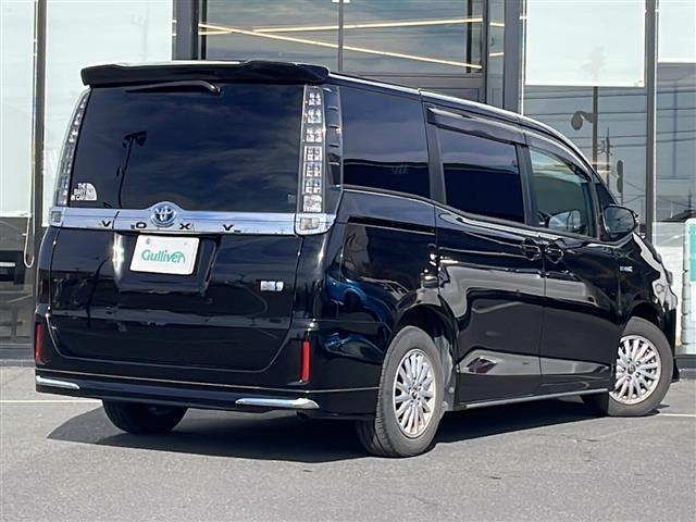 ヴォクシー ハイブリッドＶ　純正ＳＤナビ（Ｂｌｕｅｔｏｏｔｈ，バックカメラ，フルセグＴＶ）　ＬＥＤオートライト　ＵＳＢ入力端子　スマートキー　ＥＴＣ　冷房ＷＡＣ　純正フロアマット　シートヒーター　両側パワースライドドア（33枚目）