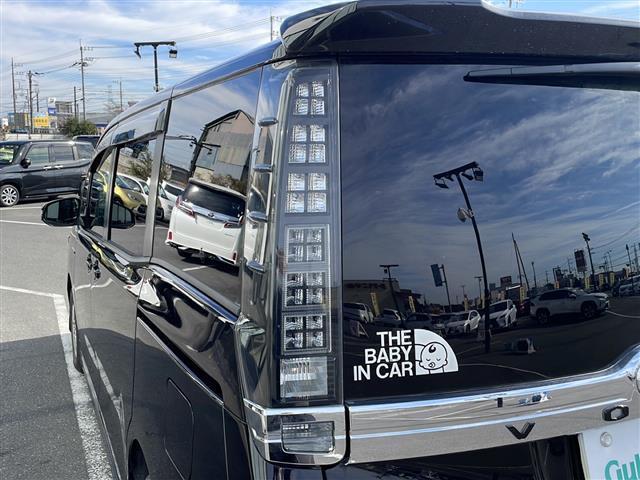 ヴォクシー ハイブリッドＶ　純正ＳＤナビ（Ｂｌｕｅｔｏｏｔｈ，バックカメラ，フルセグＴＶ）　ＬＥＤオートライト　ＵＳＢ入力端子　スマートキー　ＥＴＣ　冷房ＷＡＣ　純正フロアマット　シートヒーター　両側パワースライドドア（45枚目）