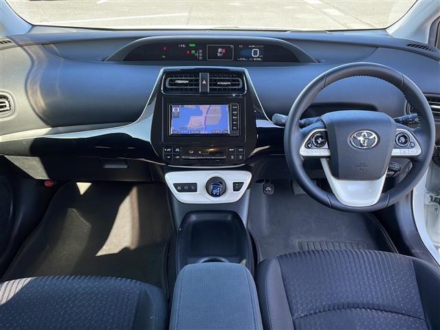 プリウス Ｓセーフティプラス　純正ＳＤナビ（Ｂｌｕｅｔｏｏｔｈ，バックカメラ，フルセグＴＶ，ＣＤ，ＤＶＤ）　横滑り防止装置　クルーズコントロール　コーナーセンサー　レーンキープアシスト　ＬＥＤオートライト　オートマチックハイビーム（2枚目）