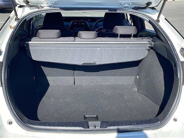 プリウス Ｓセーフティプラス　純正ＳＤナビ（Ｂｌｕｅｔｏｏｔｈ，バックカメラ，フルセグＴＶ，ＣＤ，ＤＶＤ）　横滑り防止装置　クルーズコントロール　コーナーセンサー　レーンキープアシスト　ＬＥＤオートライト　オートマチックハイビーム（16枚目）