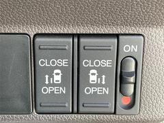 ◆両側電動スライドドア◆小さなお子様でもボタン一つで楽々乗り降り出来ます♪駐車場で両手に荷物を抱えている時でもボタンを押せば自動で開いてくれますので、ご家族でのお買い物にもとっても便利な人気装備 7