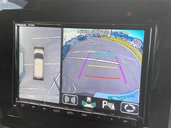 ◆全方位カメラ◆クルマを真上から見下ろしているかのような映像で、車庫入れや縦列駐車などの駐車時に、自車と駐車位置の関係をひと目で確認でき、スムースな駐車をサポート♪♪ 6