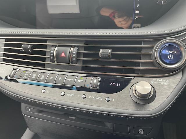 LS LS500h Iパッケージ 純正ナビ/CD/DVD/BT/USB/フルセグ/全方位/黒レザーシート/パワーシート/メモリーシート/シートヒーター/エアーシート/ステアリングヒーター/BSM/デジタルインナー/レーダークルーズ(23枚目)