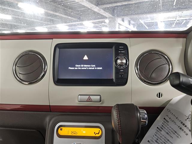 アルトラパン X 禁煙車 バックカメラ HIDヘッドランプ オートライト 純正MOPナビ ワンセグテレビ オートエアコン 革巻きステアリング レザー調シート 純正14インチAW スマートキー プッシュエンジンスタート(3枚目)