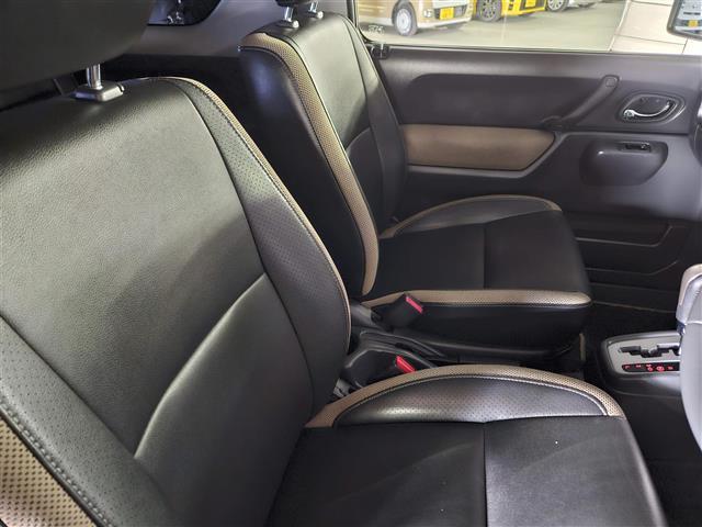 ジムニー ランドベンチャー IC付ターボ 禁煙車 社外LEDヘッドランプ 革巻きステアリング ステアリングスイッチ 合皮シート 前席シートヒーター 純正16インチアルミホイール リモコンキー(6枚目)