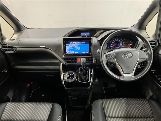 ヴォクシー ＺＳ　煌　地上デジタル　ＴＳＳ　両側パワードア　アイドリングストップ車　パワーウィンド　横滑防止　ＤＶＤ可　盗難防止装置　スマートエントリー　Ｂカメラ　ＡＵＸ　ＬＥＤヘッドライト　メモリーナビ　３列シート　ＡＷ（5枚目）