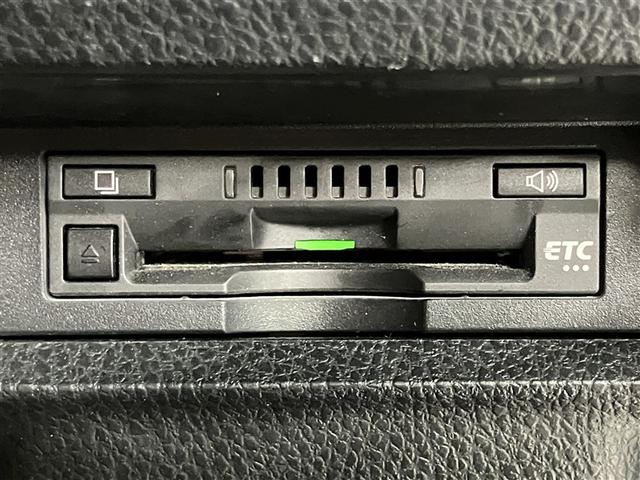 ヴォクシー ＺＳ　煌　地上デジタル　ＴＳＳ　両側パワードア　アイドリングストップ車　パワーウィンド　横滑防止　ＤＶＤ可　盗難防止装置　スマートエントリー　Ｂカメラ　ＡＵＸ　ＬＥＤヘッドライト　メモリーナビ　３列シート　ＡＷ（9枚目）