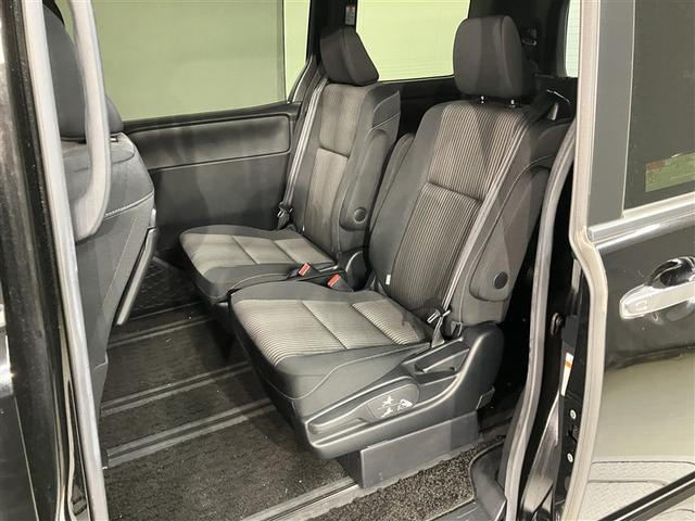 ヴォクシー ＺＳ　煌　地上デジタル　ＴＳＳ　両側パワードア　アイドリングストップ車　パワーウィンド　横滑防止　ＤＶＤ可　盗難防止装置　スマートエントリー　Ｂカメラ　ＡＵＸ　ＬＥＤヘッドライト　メモリーナビ　３列シート　ＡＷ（17枚目）