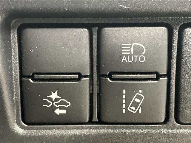 エスクァイア Gi プレミアムパッケージ ブラックテーラード 衝突軽減 盗難防止システム 3列 記録簿 スマキー DVD再生 LEDライト キーフリー オートクルーズコントロール アイドリングストップ 横滑り防止機能 エアバッグ オートエアコン ABS ETC(11枚目)